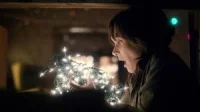 Очень странные дела 1 сезон 3 серия — Chapter Three: Holly, Jolly 